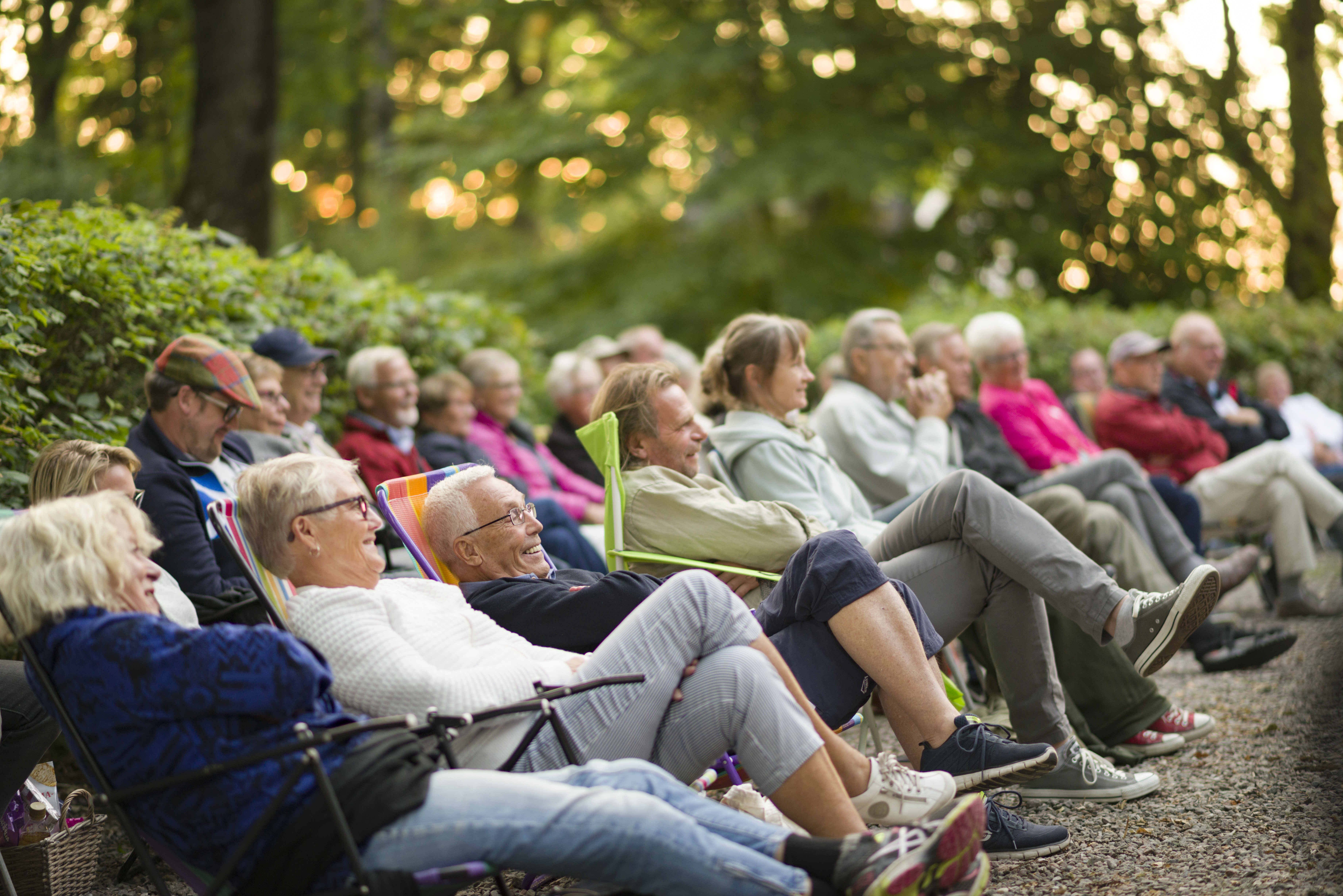 Sitter och lyssnar på musik