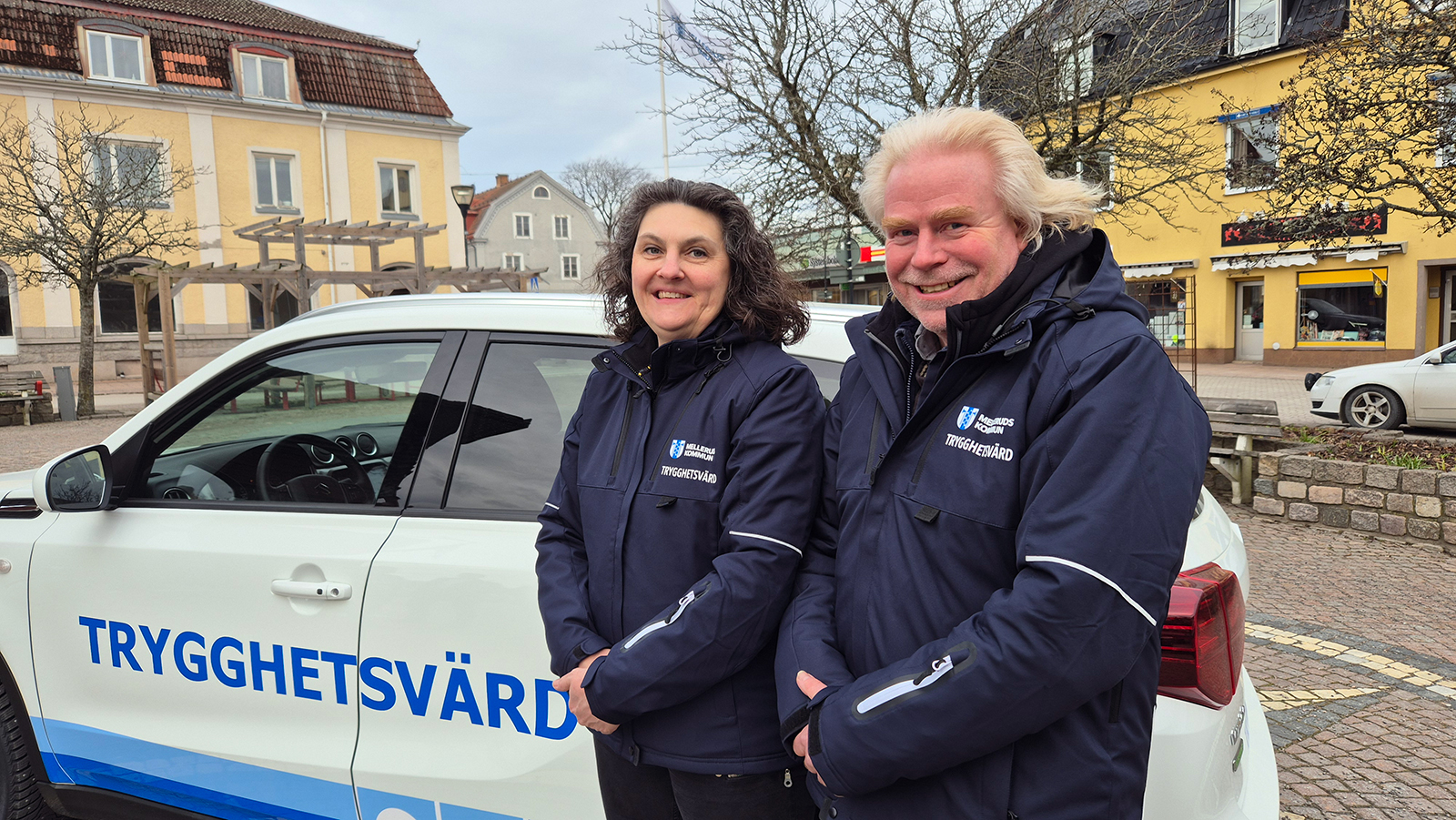 Trygghetsvärdar framför bil