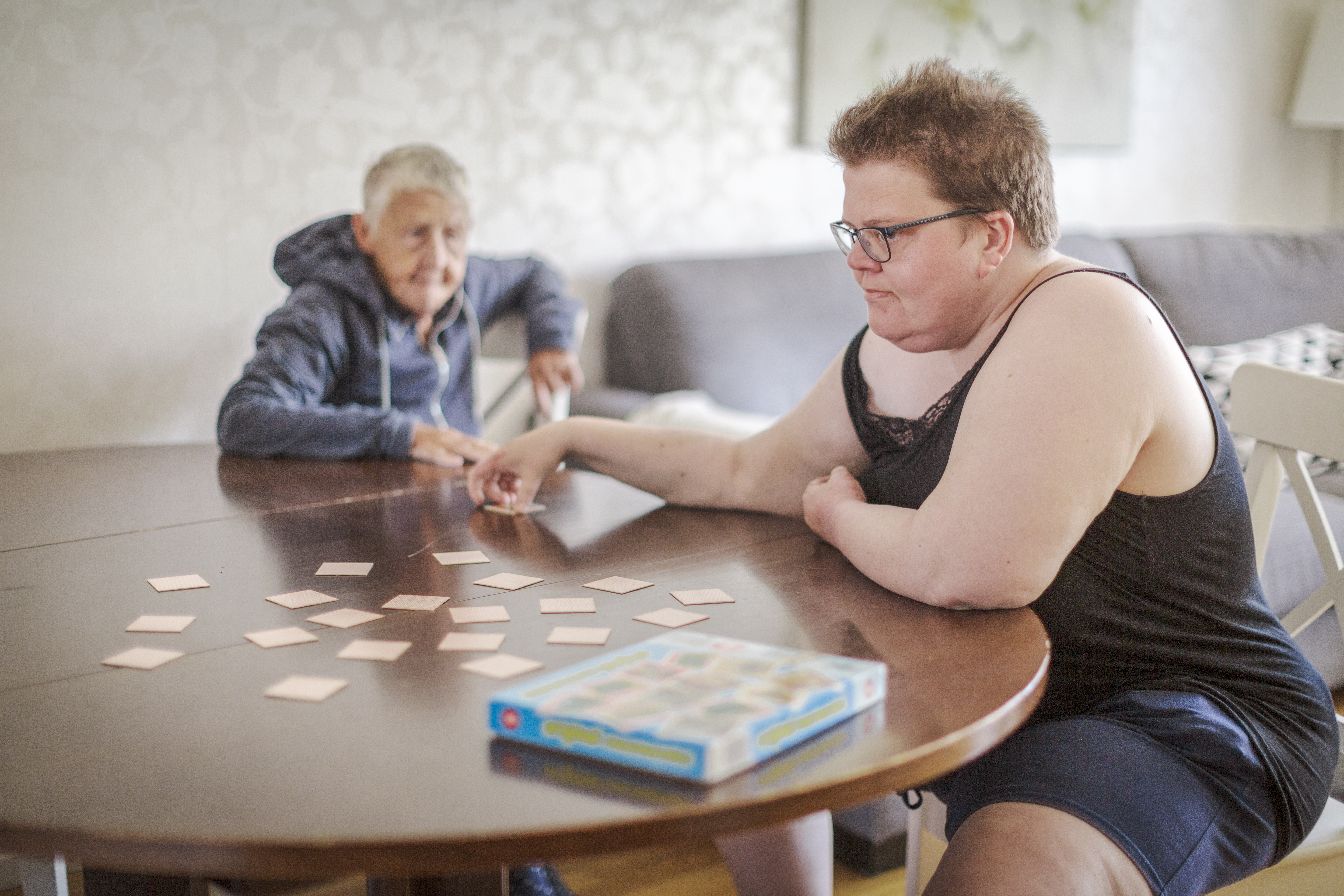 två som spelar kort